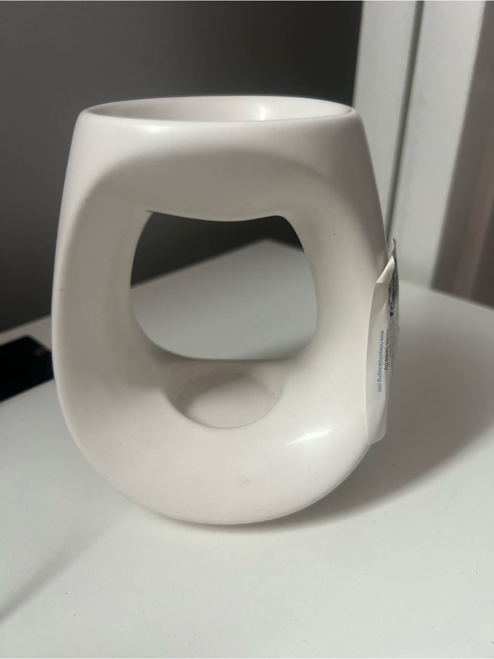 The BODY SHOP White Modern Sleek Oil Burner & Wax Melt 4.5” Ceramic - Picture 2 of 6
